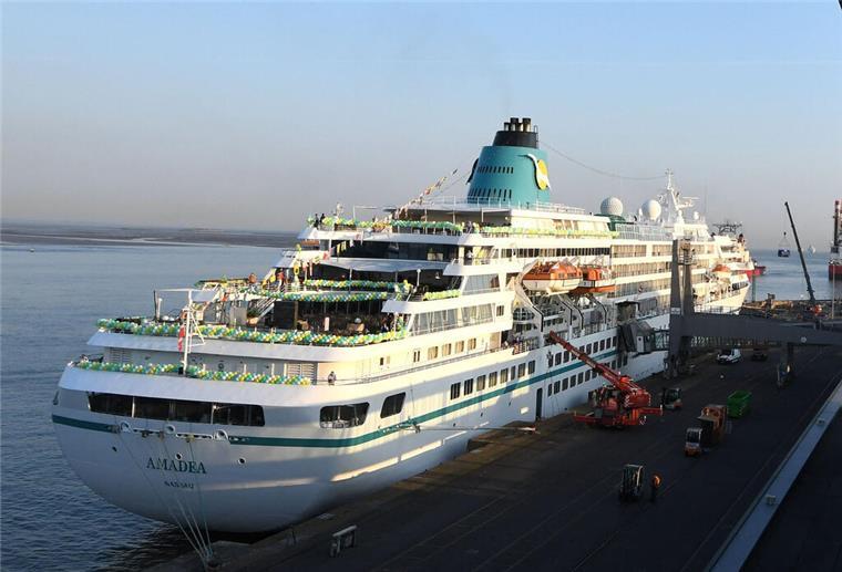 Heute ist das Traumschiff in Bremerhaven zu sehen ARCHIV - 25.07.2018, Bremen, Bremerhaven: Das Kreuzfahrtschiff MS Amadea macht am Columbus-Kai fest.
