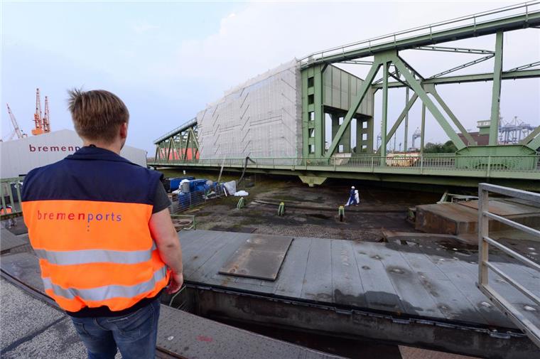 Die alte Beschichtung der Drehbrücke im Bremerhavener Überseehafen wird derzeit sorgsam mit dem Sandstrahler entfernt. 
