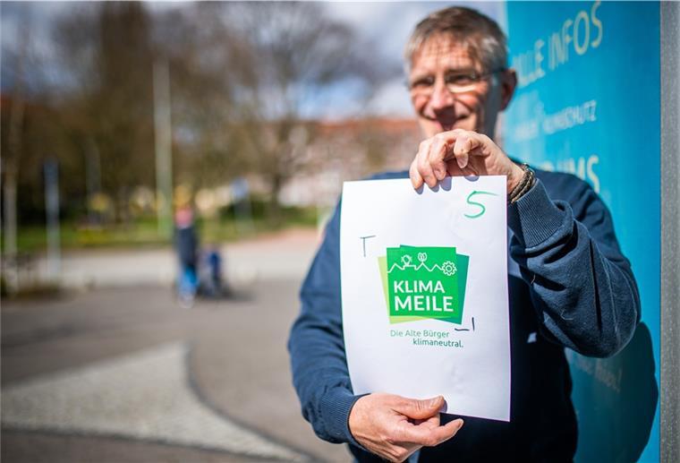 Die "Alte Bürger" macht sich auf den Weg, um klimaneutral zu werden. Till Scherzinger vom Klimastadtbüro zeigt das neue Logo.