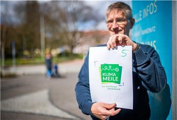 Die "Alte Bürger" macht sich auf den Weg, um klimaneutral zu werden. Till Scherzinger vom Klimastadtbüro zeigt das neue Logo.