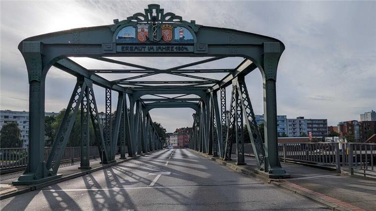 Umwege für Autofahrer: Stadt Bremerhaven sperrt die Geestebrücke eine historishce Brücke