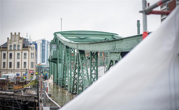 Bald fahren die Busse wieder über die Alte Geestebrücke Die Alte Geestebrücke wird bald wieder für den Verkehr freigegeben.