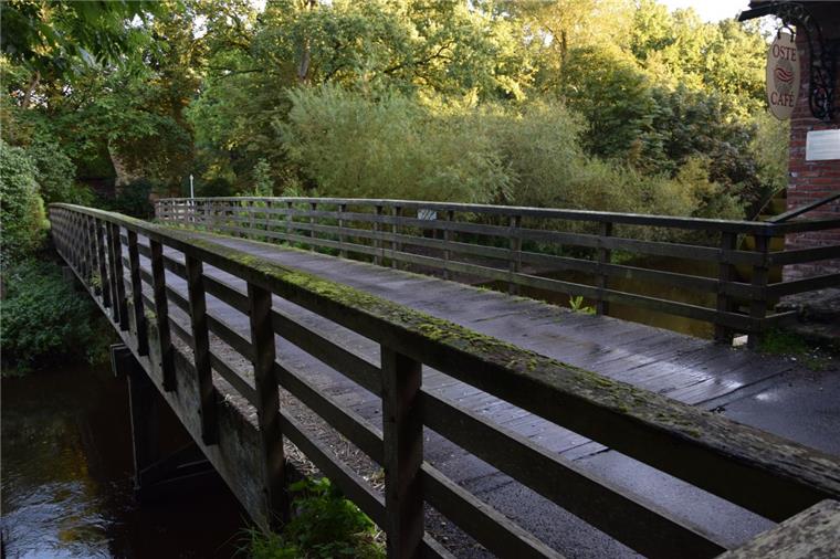 Die alte Holzbrücke über die Oste bei Eitzmühlen muss wegen Baufälligkeit einem Neubau weichen. Die Konstruktion aus Holz und Stahl soll in einem Jahr stehen. 