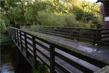 Die alte Holzbrücke über die Oste bei Eitzmühlen muss wegen Baufälligkeit einem Neubau weichen. Die Konstruktion aus Holz und Stahl soll in einem Jahr stehen. 