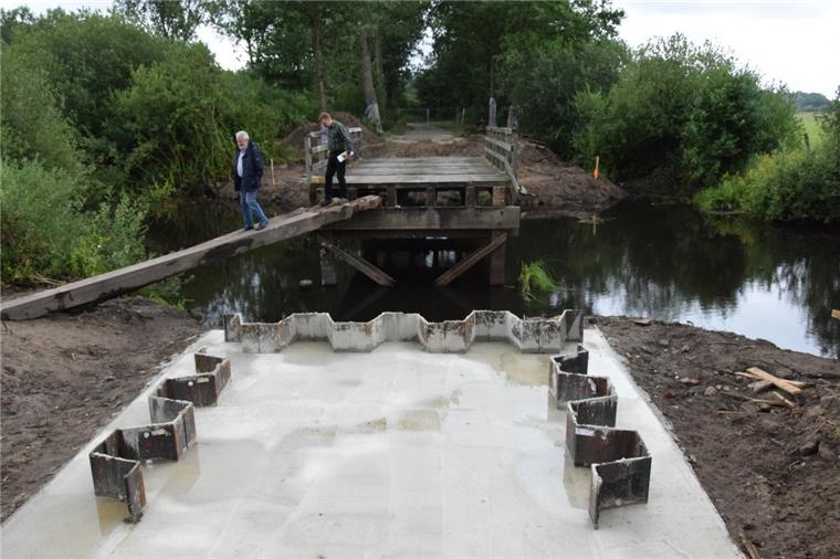 Die alte Holzbrücke über die Oste zwischen Sandbostel und Ober Ochtenhausen ist zum Teil abgerissen. Eine Variante aus Spannbeton ersetzt das Bauwerk.  