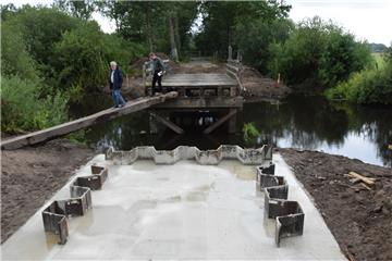 Die alte Holzbrücke über die Oste zwischen Sandbostel und Ober Ochtenhausen ist zum Teil abgerissen. Eine Variante aus Spannbeton ersetzt das Bauwerk.  