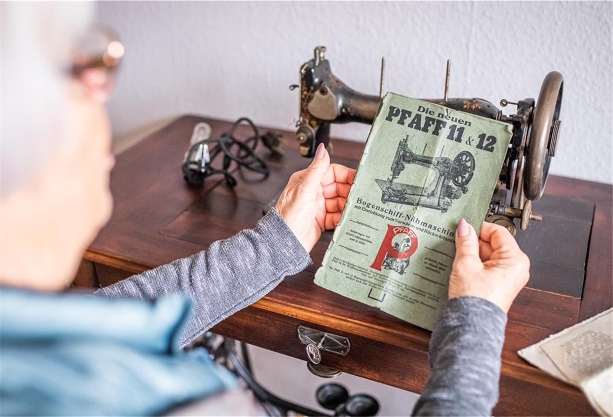 Die alte Pfaff Nr.11 von ihrer Oma Anna Stemmermann ist ein Herzensstück von Traute Bresser. Jahrzehntelang verstaubte die modernste Nähmaschine ihrer Zeit - um 1914 gebaut - im Keller ihrer Mutter, erst vor vier Jahren kam das Erbstück wieder in ihre Hände. Und die Seniorin macht noch verblüffende Funde in der alten Holzlade.