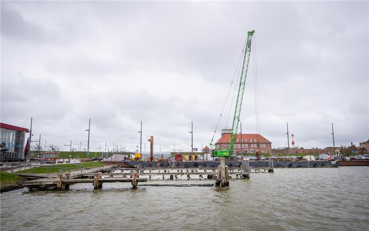 Neuer Steg für Bremerhaven kommt erst im Herbst Die alte Steganlage ist bereits verschwunden, jetzt dauert es bis Herbst, bis neue Pontons geliefert werden.