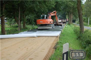 Die alte Straßendecke der Kreisstraße 45 wurde im Bereich zwischen der Dreieinigkeit und „Bei den Bauern“ komplett aufgenommen.