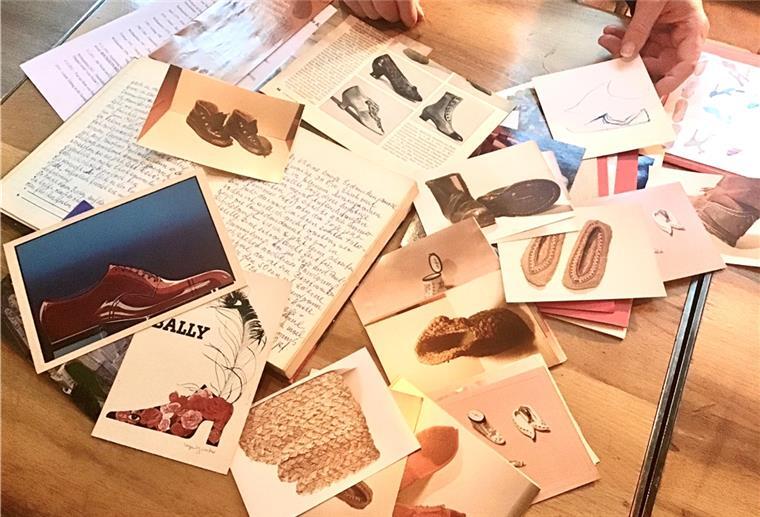 Die alte Tagebuch-Kladde einer unbekannten Schuhsammlerin, notiert in tintenblauer Sütterlinschrift, ist Andrea Türks „Schatz“, daraus hat die Songwriterin sogar ein eigenes, philosophisches Lied gemacht.