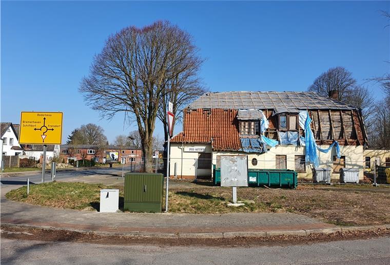 Schrottimmobilien in Geestenseth: Runder Tisch soll helfen Die Alte Waage (Vordergrund) und das "Landhaus Brummerloh" (hinten links) sind vielen Geestensethern seit Jahren ein Dorn im Auge. Die Gemeinde will nun Bewegung in die Problematik bringen.