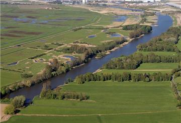 Die Alte Weser, die noch vor rund 100 Jahren ein Seitenarm der Weser war, ist heute ein Stillgewässer mit geringer Tiefe und soll jetzt vom bestehenden Grabennetz abgetrennt werden.