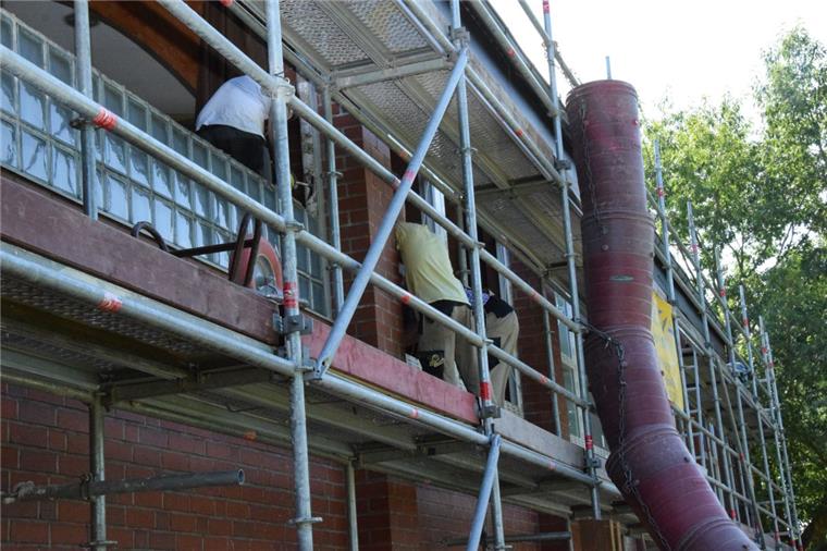 Rhade: Schule und Sporthalle sind in Ferien Baustelle Die alten Glasbausteine der Turnhalle in Rhade weichen modernen Fensterfronten, die besser dämmen und mehr Licht ins Gebäude fallen lassen.