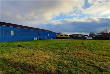 Die alten Lagerhallen werden abgerissen. Auf dem Thaden-Gelände im Nordenhamer Stadtteil Großensiel entsteht ein neues Wohngebiet.