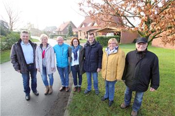 Die alten Nachbarn aus der Achterstraße sind jetzt neue im Neubaugebiet "Unter den Eichen": von links Heiko und Claudia Dageförde, Volker Wulff, Karen Lingner-Bahr, Bernd Bühring sowie Ruth und Hans Dageförde. Foto Baur