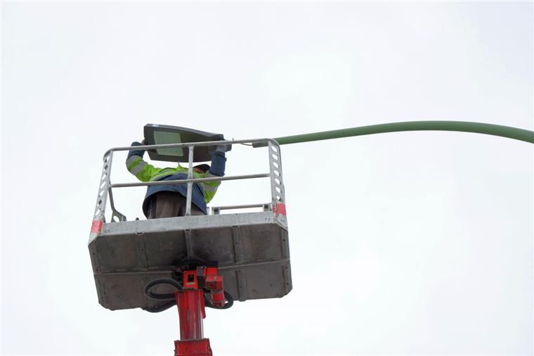 Die alten stromfressenden Straßenlampen werden in Bremerhaven durch LED-Technik ersetzt.
