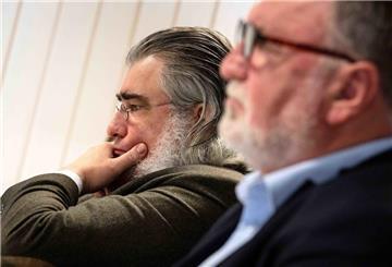 Fabian Jacobi (l), Vertrauensperson beim so genannten Rumpfvorstand der AfD in Bremen und Heinrich Löhmann (r), Vertrauensperson des so genannten Notvorstandes, nehmen an der Sitzung des Landeswahlausschusses teil.