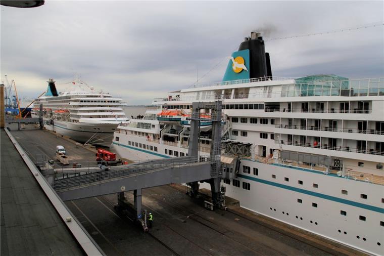 Mehr als 2000 Passagiere gehen in Bremerhaven an Bord Die "Amadea" hat gerade in Bremerhaven festgemacht, im Hintergrund ist die "Artania" zu sehen. Nicht im Bild ist die "Astor".