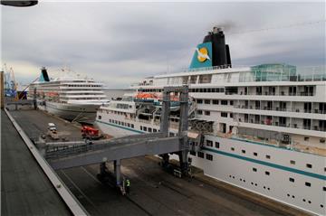 Die  "Amadea" hat gerade in Bremerhaven festgemacht, im Hintergrund ist die "Artania" zu sehen. Nicht im Bild ist die "Astor".