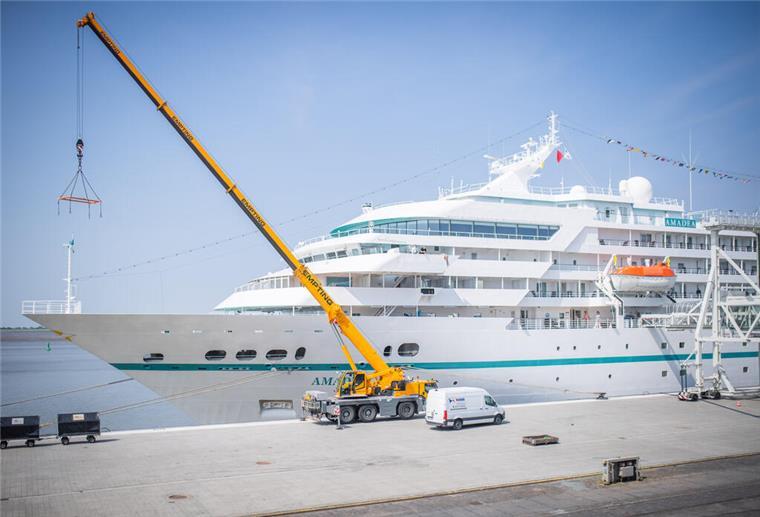 Mit dem ZDF-Traumschiff „Amadea“ ab Bremerhaven in 146 Tagen um die Welt Das Kreuzfahrtschiff "Amadea" von Phoenix Reisen liegt in Bremerhaven an der Columbuskaje. Die „Amadea“ ist die „First Lady“ der Flotte von Phoenix Reisen. Seit 2015 wird die ZDF-Serie „Das Traumschiff“ auf dem Kreuzfahrtschiff gedreht.
