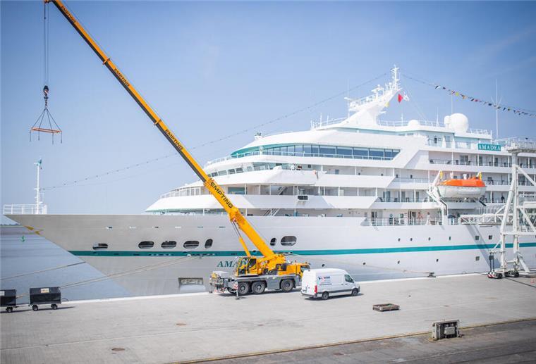 Die „Amadea“ macht in Bremerhaven fest.