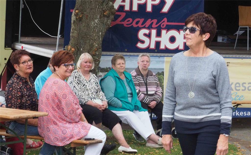Die Amateur-Models vom Happy Jeans Shop zeigten tragbare Mode und wurden besond...