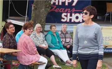 Die Amateur-Models vom Happy Jeans Shop zeigten tragbare Mode und wurden besond...