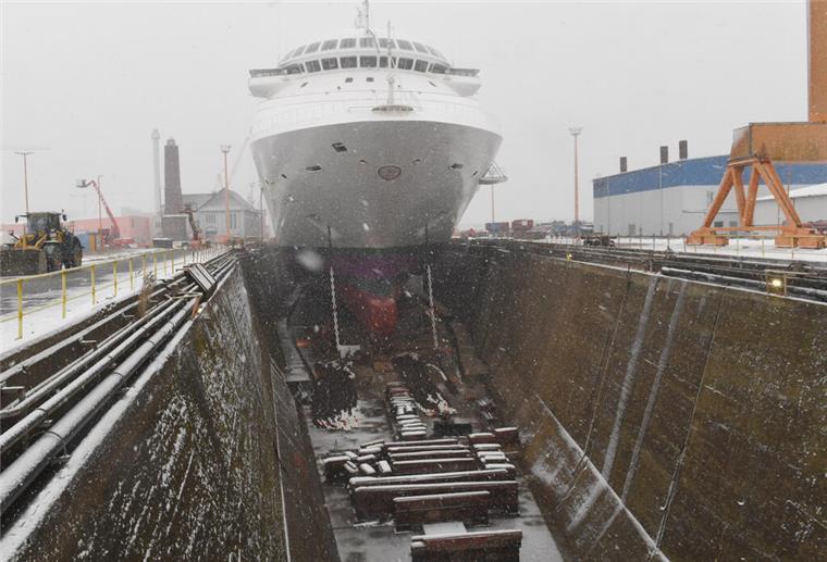 „Ambience“ muss weiter in Bremerhaven bleiben: Festtagskreuzfahren fallen aus Ein Kreuzfahrtschiff liegt zur Reparatur im Dock.