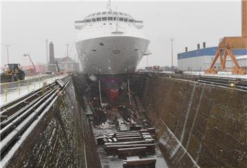Ein Kreuzfahrtschiff liegt zur Reparatur im Dock.