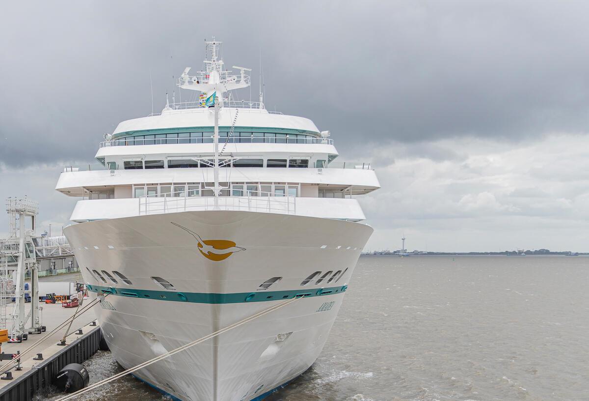 Das Kreuzfahrtschiff Amera liegt im Hafen.