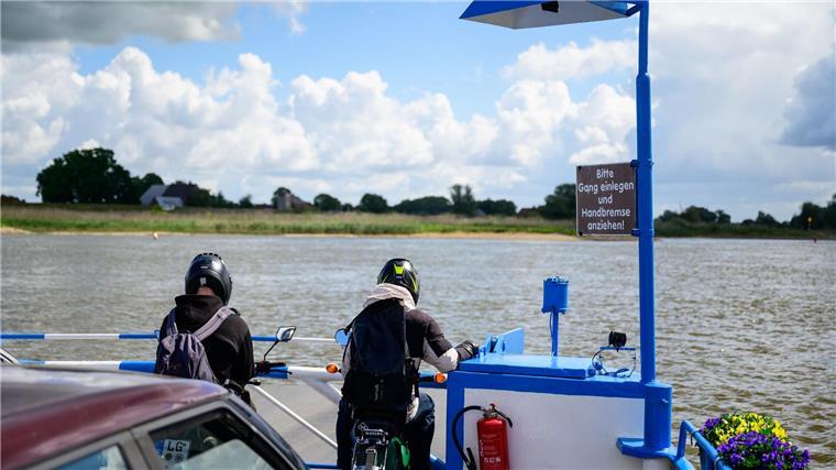 „Tanja“ pausiert trotz Baggerarbeiten weiter Die „Amt Neuhaus“ fährt noch über die Elbe.