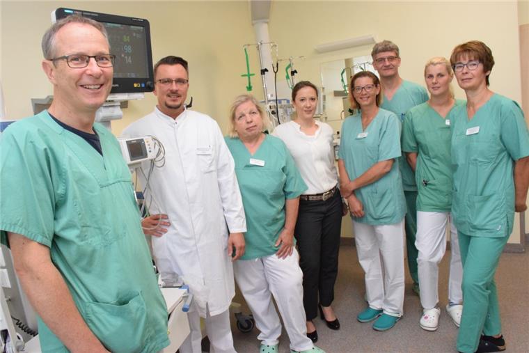 Nordenhamer Klinik hat einen neuen Chefarzt Die Anästhesie hat einen neuen Chef: Dr. Florian Jelschen (Zweiter von links). Das Foto zeigt ihn mit Klinikchefin Birthe Kirberg (Vierte von links) seinem Team (von links): Ole Joachim, Ingrid Büsing, Claudia Grützner, Ulf Jacofsky, Birte Nordhold und Hille Stührenberg.