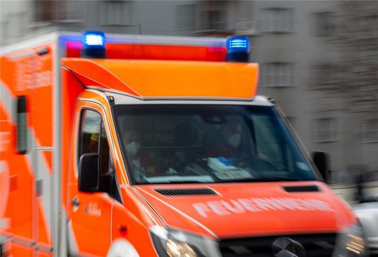 Lehe: Streifenwagen kollidiert mit Radfahrerin vor Stadthäusern Rettungswagen