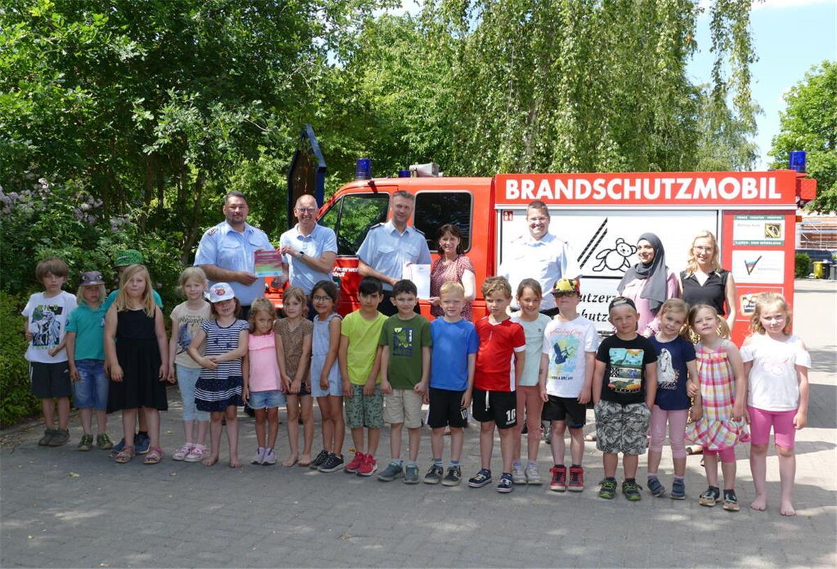Auszeichnung für Loxstedter Kita: Brandschutzerziehung der Kinder Kinder der Kita Naseweis Loxstedt mit dem Brandschutzmobil der Feuerwehr.