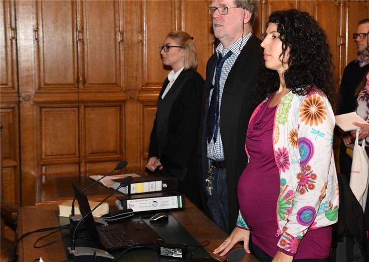 Die angeklagte Ex-Geschäftsführerin der Pflegeeinrichtung, Gülsen Sariergin steht heute in Bremen vor Gericht. 