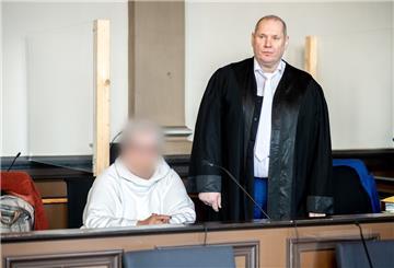 Die angeklagte Frau sitzt vor Prozessbeginn neben ihrem Anwalt Thorsten Osterkamp in einem Gerichtssaal im Landgericht Verden. 
