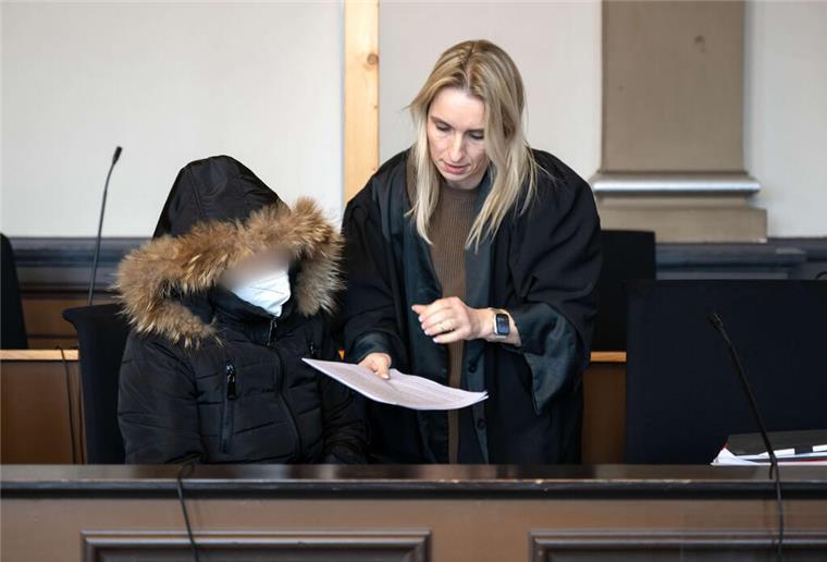 Vierjährige verbrüht: Mutter wegen Mordes verurteilt Die Angeklagte spricht vor Prozessbeginn mit ihrer Anwältin