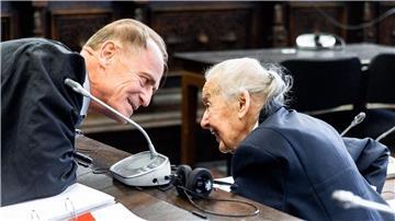Die angeklagte Holocaust-Leugnerin Ursula Haverbeck spricht mit ihrem Anwalt Wolfram Nahrath.