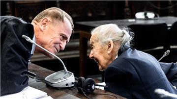 Die angeklagte Holocaust-Leugnerin Ursula Haverbeck spricht zu Beginn ihres Berufungsverfahrens im Landgericht mit ihrem Anwalt Wolfram Nahrath.