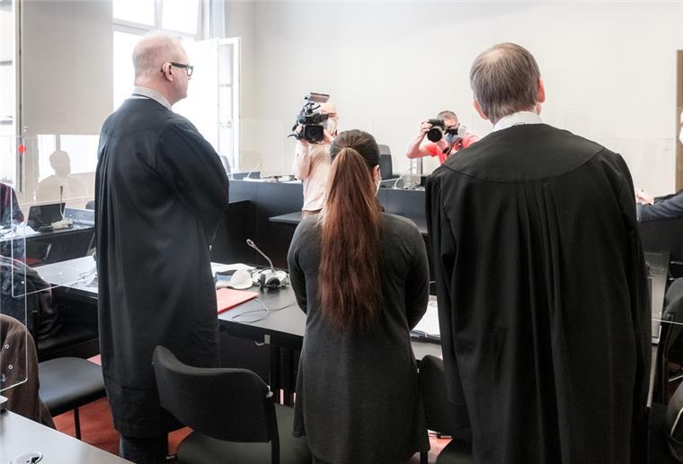 IS-Rückkehrerin aus Bremen muss ins Gefängnis Die Angeklagte IS-Rückkehrerin aus Bremen steht zwischen ihren Verteidigern in einem Saal des Oberlandesgericht. Am Mittwoch sagte eine Jesidin als Zeugin aus, die von der Angeklagten und ihrem Mann wie eine Sklavin gehalten worden sein soll.