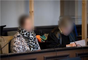 Eine Angeklagte (links) sitzt  mit ihrer Rechtsanwältin im Gerichtssaal. Die Gesichter sind unkenntlich gemacht worden.