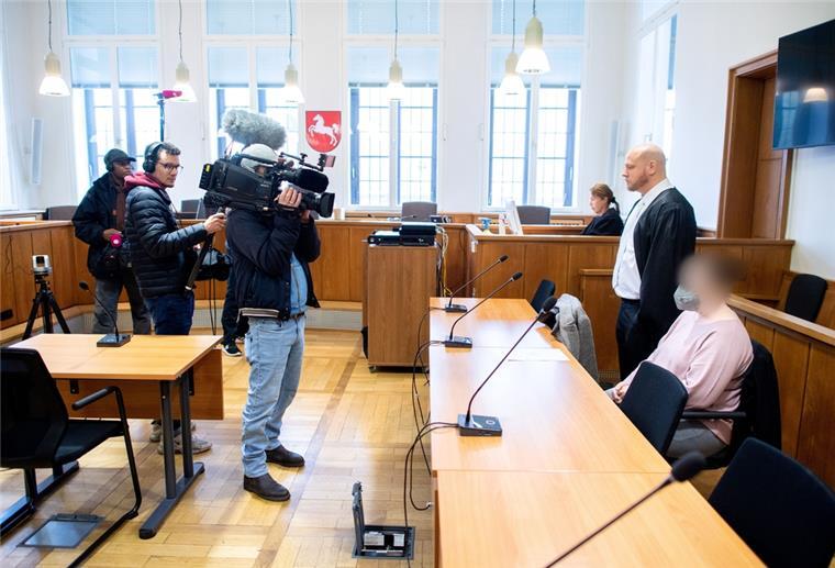 Oldenburg: Impfungen mit Kochsalzlösung wegen Missgeschick? Die Angeklagte (rechts) sitzt vor Prozessbeginn in einem Saal im Landgericht neben ihrem Anwalt Christoph Klatt.