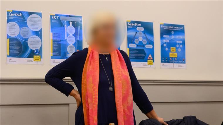 Falsche Masken-Atteste: Bewährung für Ärztin aus Duderstadt Die Angeklagte steht zum Prozessauftakt im Amtsgericht. Eine Ärztin aus Niedersachsen steht unter anderem wegen falscher ärztlicher Bescheinigungen in der Corona-Zeit vor Gericht.