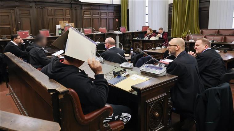 Haftstrafe für mutmaßliche Hisbollah-Mitglieder gefordert Die Angeklagten, ihre Anwälte und Vertreterin und Vertreter der Bundesanwaltschaft (hinten) sitzen im Saal.