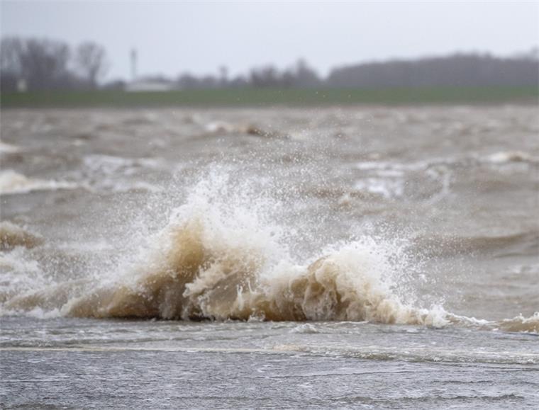 Leichte Sturmflut: Ein Auto musste abgeschleppt werden Die angekündigte leichte Sturmflut sorgte in Bremerhaven hinterm Zoo für Hochwasser.