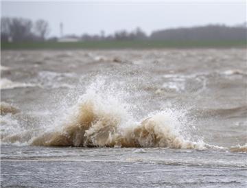 Die angekündigte leichte Sturmflut sorgte in Bremerhaven hinterm Zoo für Hochwasser.