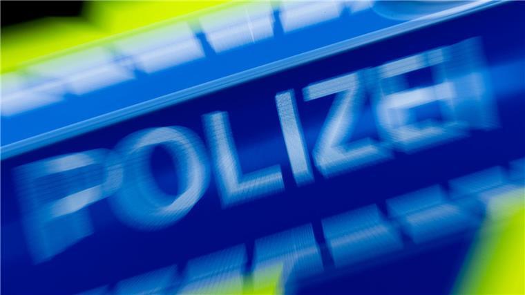 Die Angreifer flohen noch vor dem Eintreffen der alarmierten Polizei. (Symbolbild)
