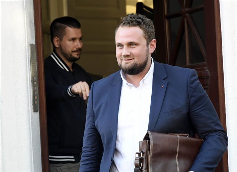 SPD-Politiker Öztürk legt alle Fraktionsämter nieder - aber nicht das Mandat Er hat gut lachen: Die Anklage gegen den Bürgerschaftsabgeordneten Patrick Öztürk wegen Beihilfe zum Betrug wurde eingestellt.