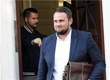Er hat gut lachen: Die Anklage gegen den Bürgerschaftsabgeordneten Patrick Öztürk wegen Beihilfe zum Betrug wurde eingestellt.