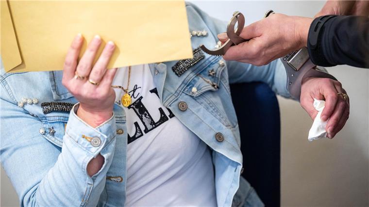 Frau gesteht Totschlag: „Ich habe einfach zugestochen“ Die Anklagte hat vor Gericht eingeräumt, ihren Mann erstochen zu haben.